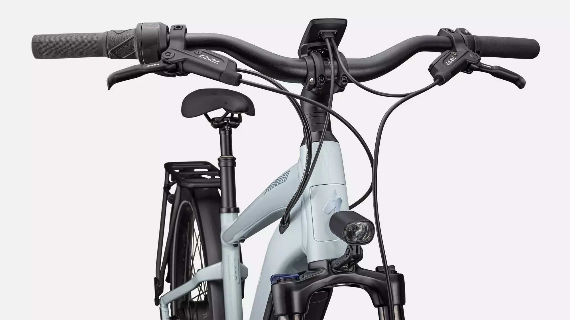 Vorderansicht eines hellblauen Specialized Turbo Vado 4.0 IGH E-Bikes mit Fokus auf den Lenker, das Bediendisplay und die vordere Federung.