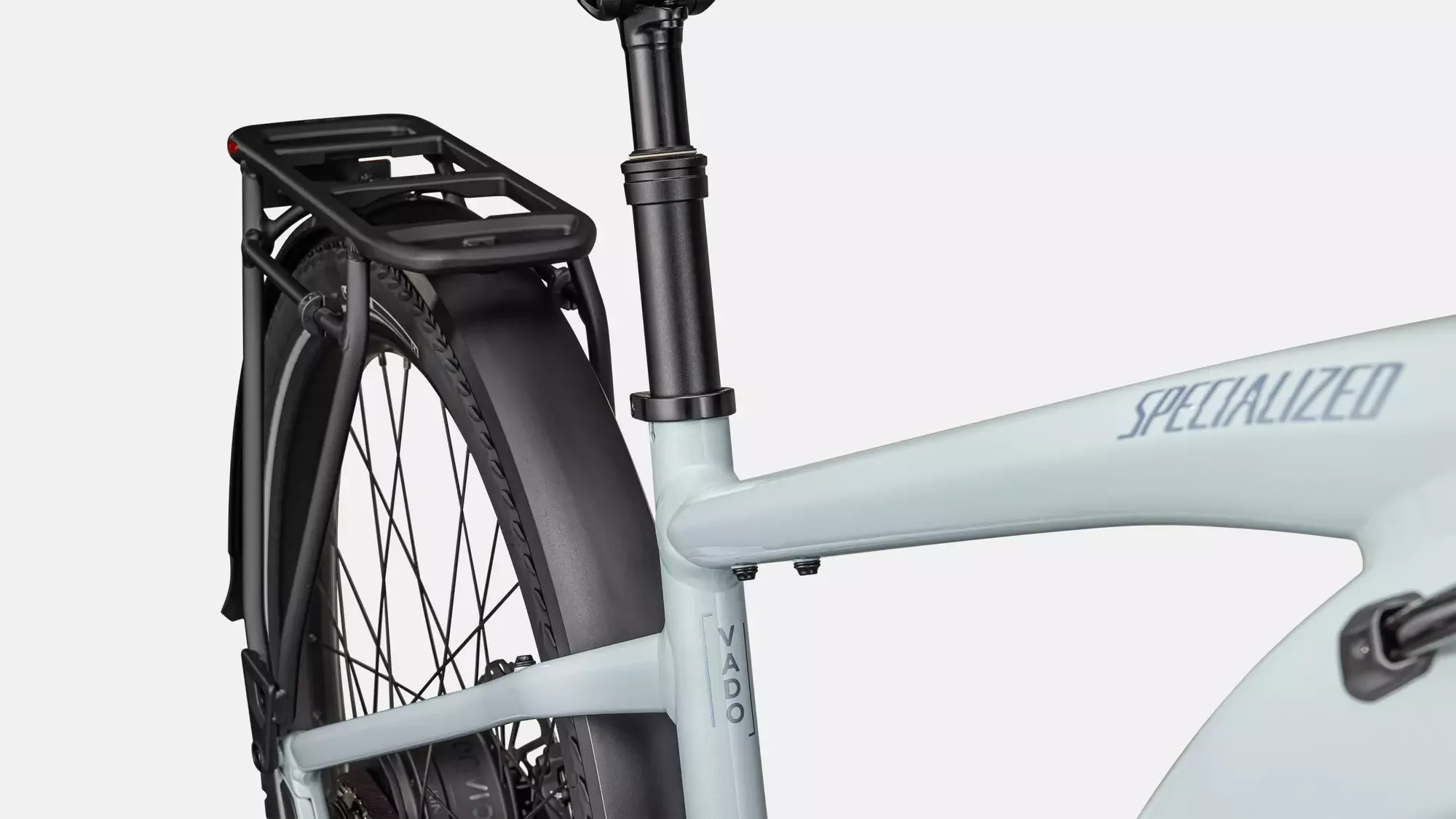 Close-up des Sitzrohrs und Gepäckträgers eines hellblauen Specialized Turbo Vado 4.0 IGH E-Bikes.