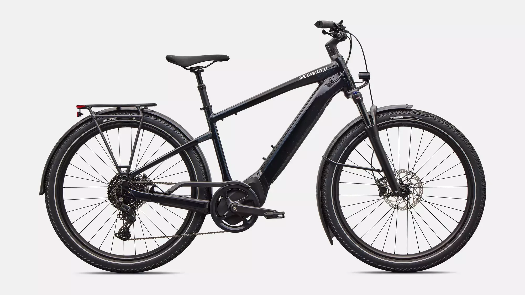 Profilansicht eines dunklen Specialized Turbo Vado 4.0 E-Bikes mit Gepäckträger, Schutzblechen und Lichtanlage
