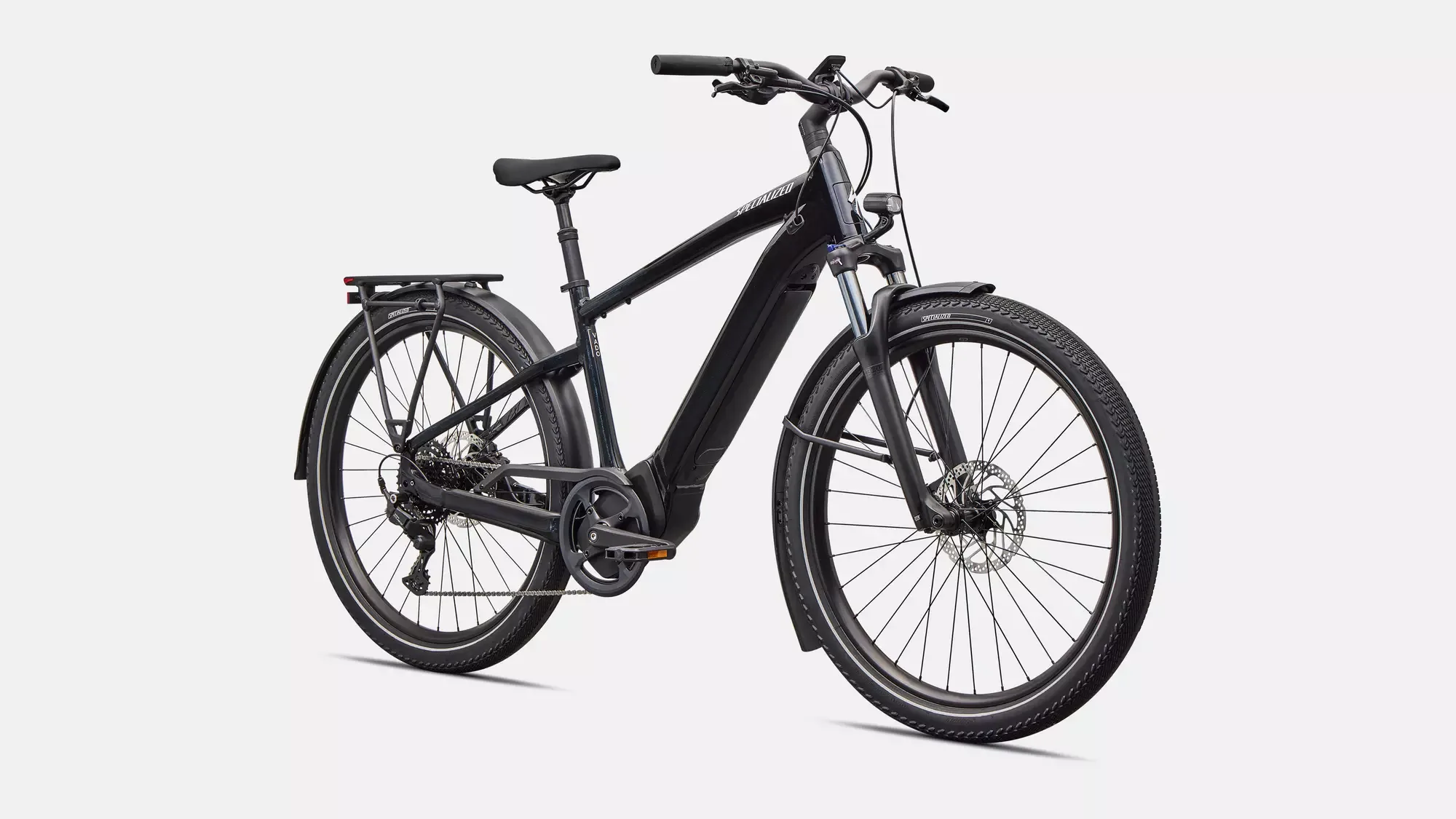 Ein schwarzes Specialized Turbo Vado 4.0 E-Bike mit Schutzblechen, Gepäckträger und Federgabel.