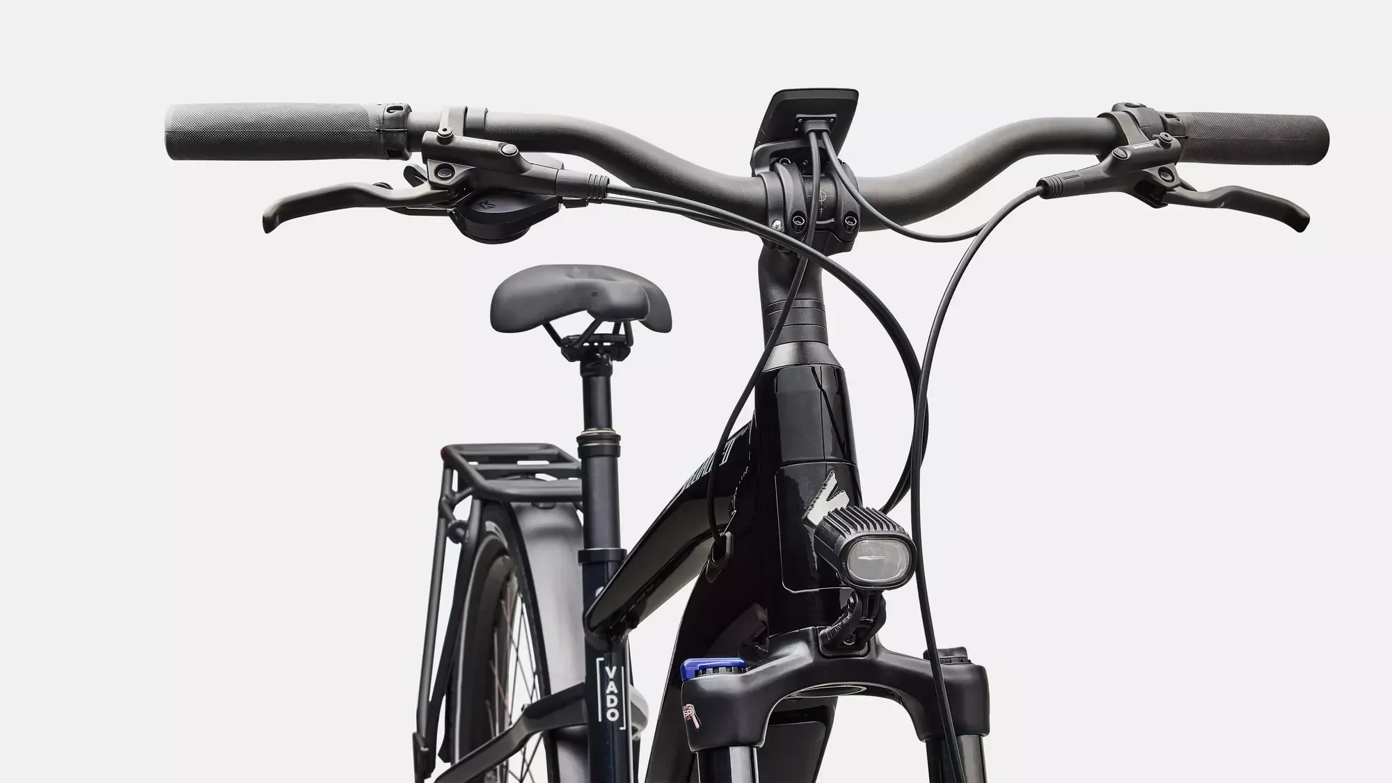 Frontansicht eines schwarzen Specialized Turbo Vado 4.0 E-Bikes mit Fokus auf Lenker, Vorbau, integriertem Display und Frontscheinwerfer.