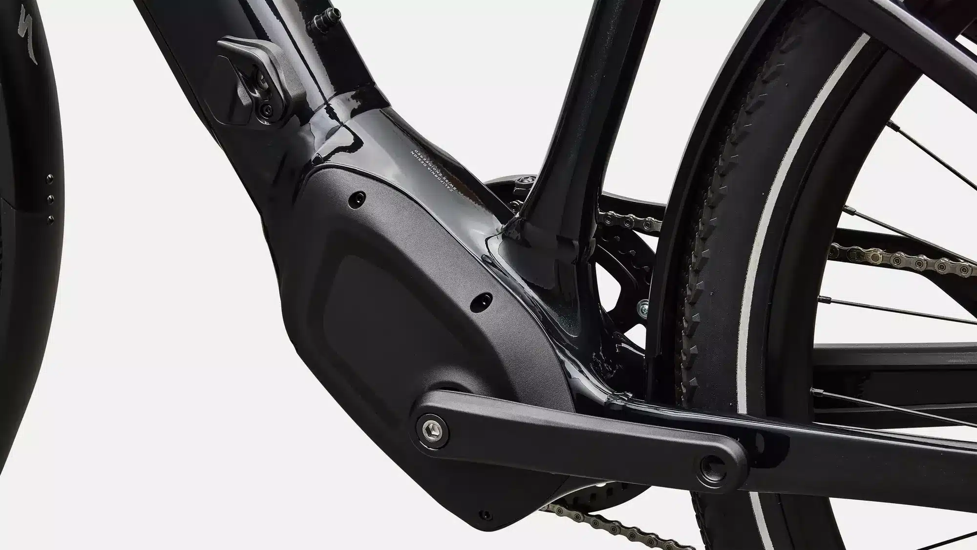 Nahaufnahme des schwarzen Rahmens mit integriertem Motor, Kurbel und Hinterrad eines Specialized Turbo Vado 4.0 E-Bikes.