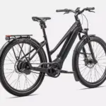 Schwarzes Herren-E-Bike "Turbo Vado 5.0 IGH" mit tiefem Einstieg, Schutzblechen, Gepäckträger und integriertem Licht.
