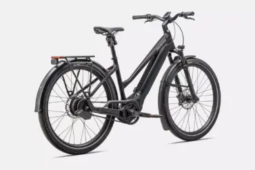 Schwarzes Herren-E-Bike "Turbo Vado 5.0 IGH" mit tiefem Einstieg, Schutzblechen, Gepäckträger und integriertem Licht.