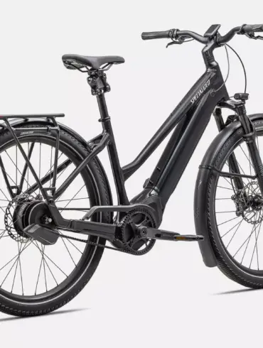 Schwarzes Herren-E-Bike "Turbo Vado 5.0 IGH" mit tiefem Einstieg, Schutzblechen, Gepäckträger und integriertem Licht.