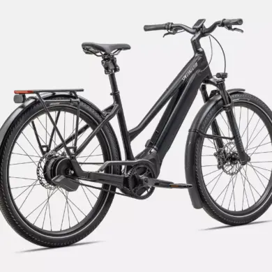 Schwarzes Herren-E-Bike "Turbo Vado 5.0 IGH" mit tiefem Einstieg, Schutzblechen, Gepäckträger und integriertem Licht.