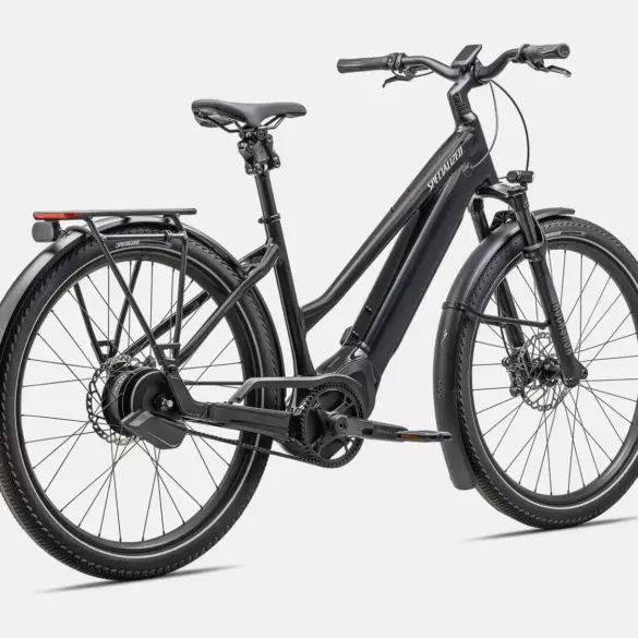 Schwarzes Herren-E-Bike "Turbo Vado 5.0 IGH" mit tiefem Einstieg, Schutzblechen, Gepäckträger und integriertem Licht.