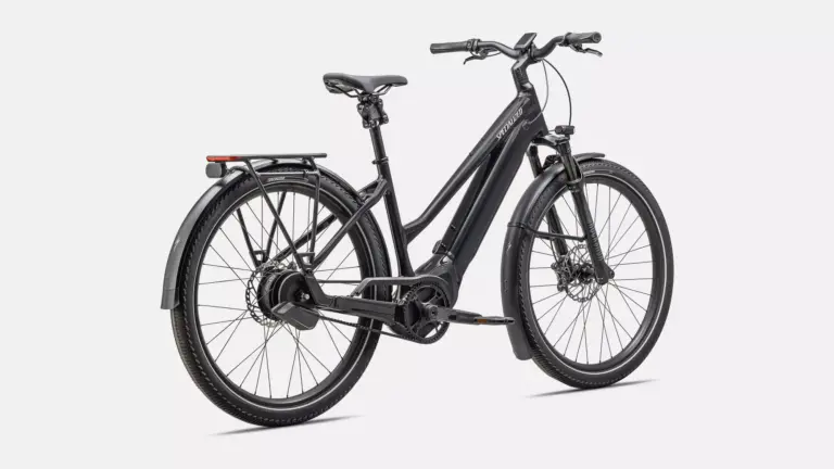 Schwarzes Herren-E-Bike "Turbo Vado 5.0 IGH" mit tiefem Einstieg, Schutzblechen, Gepäckträger und integriertem Licht.