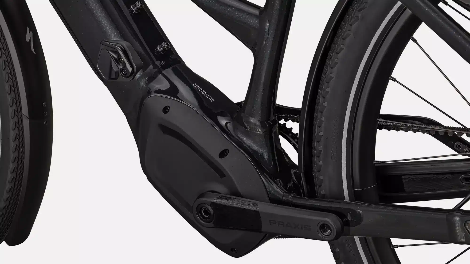 Nahaufnahme des Rahmens mit Kurbelgarnitur und Riemenantrieb eines schwarzen E-Bikes.