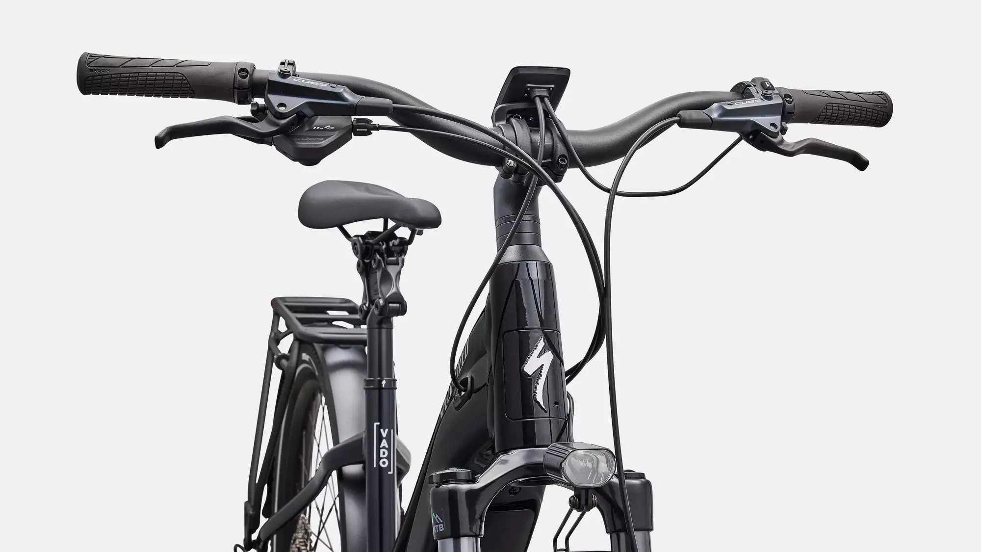 Nahaufnahme des vorderen Bereichs eines schwarzen Specialized Turbo Vado 5.0 Step-Through E-Bikes, Fokus auf Lenker, Display und Frontlicht.