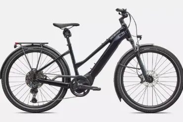 Schwarz glänzendes Specialized Turbo Vado 5.0 Step-Through E-Bike mit Gepäckträger und Schutzblechen, von der Seite betrachtet.