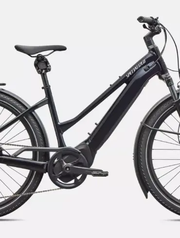 Schwarz glänzendes Specialized Turbo Vado 5.0 Step-Through E-Bike mit Gepäckträger und Schutzblechen, von der Seite betrachtet.
