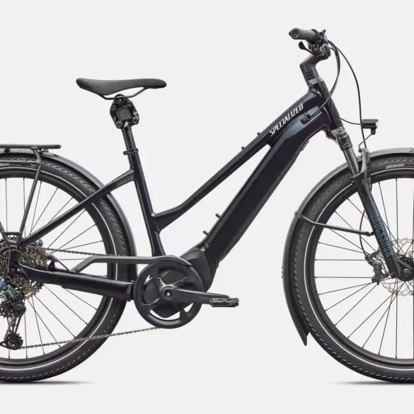 Schwarz glänzendes Specialized Turbo Vado 5.0 Step-Through E-Bike mit Gepäckträger und Schutzblechen, von der Seite betrachtet.