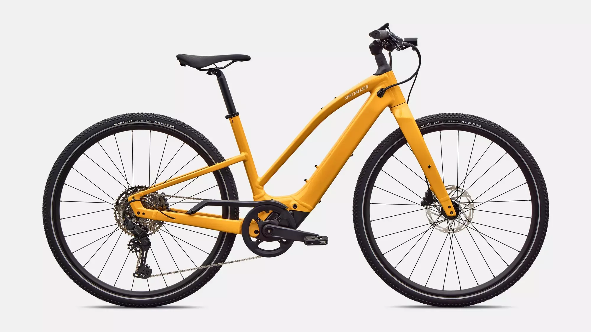 Ganzansicht eines gelben Specialized Turbo Vado SL 2 4.0 Step-Through E-Bikes mit schwarzem Sattel und Reifen, präsentiert vor einem weißen Hintergrund.