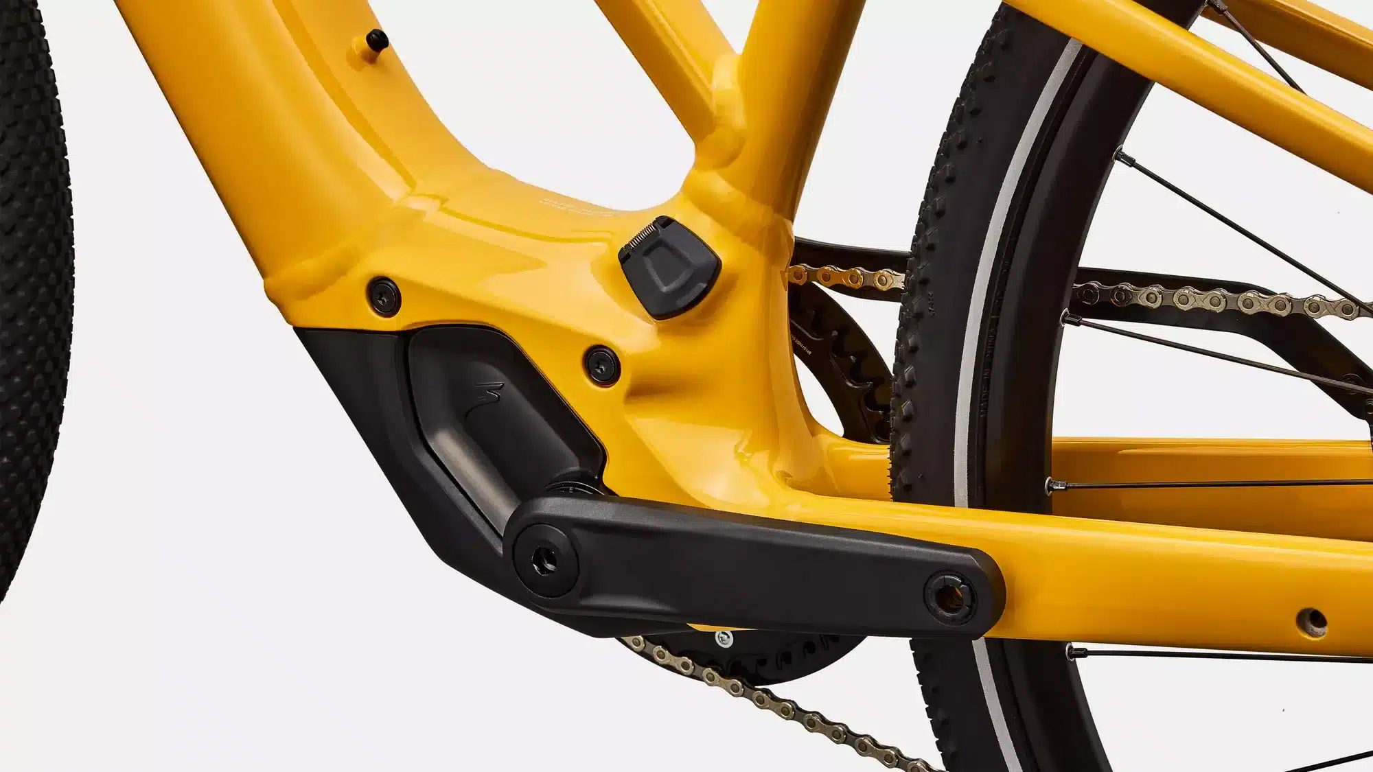 Detailaufnahme des gelben Rahmens eines Specialized Turbo Vado SL 2 4.0 E-Bikes, Fokus auf den Bereich des Tretlagers, der Kurbelgarnitur und des Hinterrads.