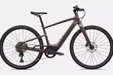 Ein seitliches Profilbild eines Specialized Turbo Vado SL 2 4.0 E-Bikes in Satin Gun Metal Farbe, mit Fokus auf den Rahmen, die Reifen und die elektrische Unterstützung.