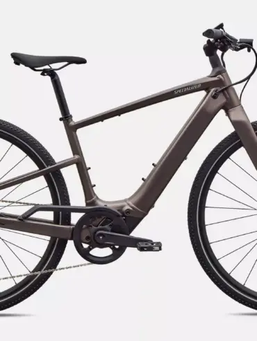 Ein seitliches Profilbild eines Specialized Turbo Vado SL 2 4.0 E-Bikes in Satin Gun Metal Farbe, mit Fokus auf den Rahmen, die Reifen und die elektrische Unterstützung.