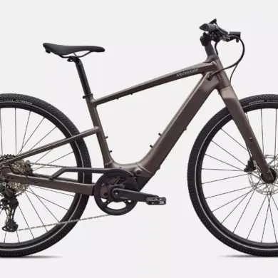Ein seitliches Profilbild eines Specialized Turbo Vado SL 2 4.0 E-Bikes in Satin Gun Metal Farbe, mit Fokus auf den Rahmen, die Reifen und die elektrische Unterstützung.