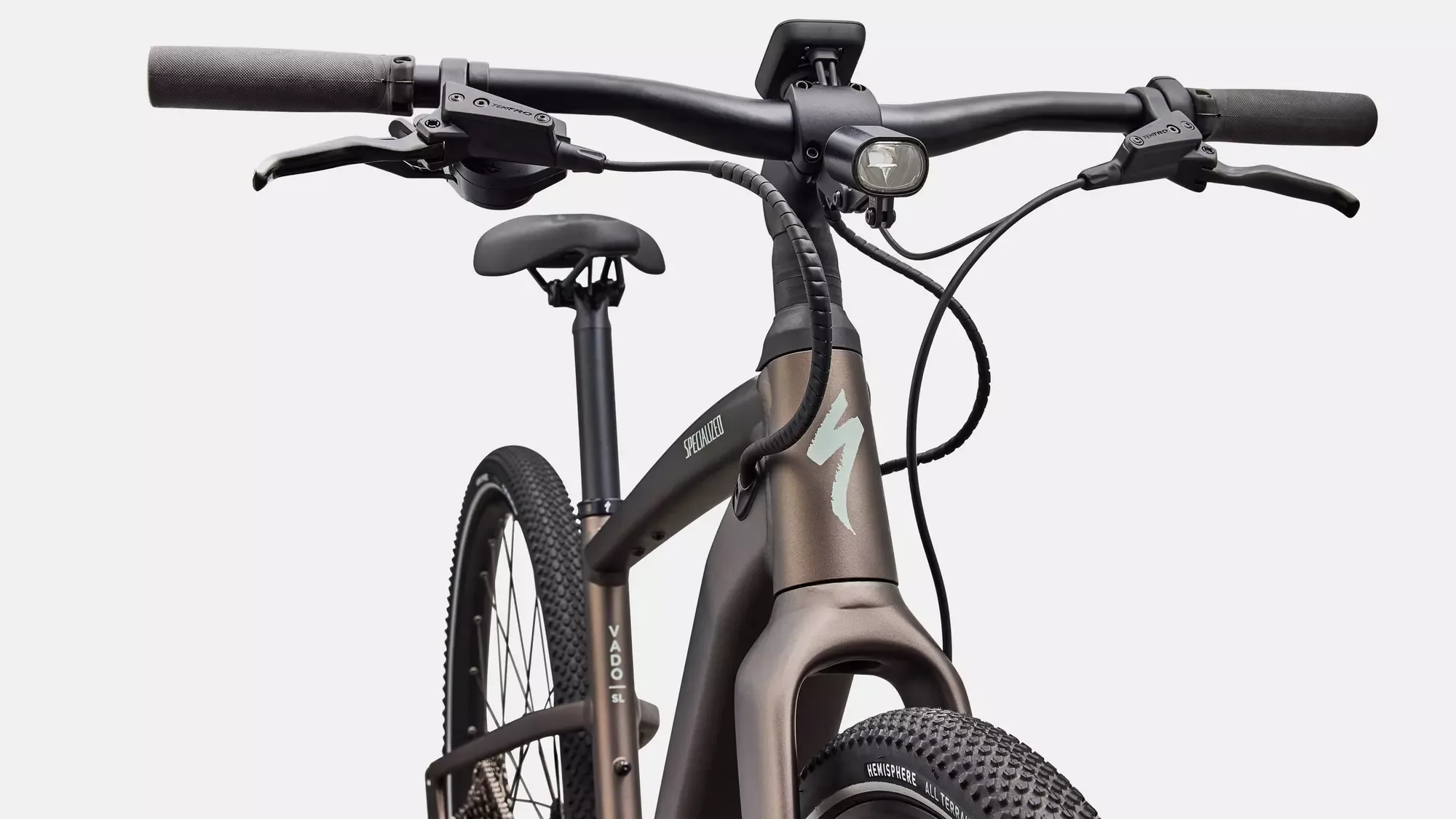 Frontale Ansicht eines Specialized Turbo Vado SL 2 4.0 E-Bikes, Fokus auf Lenker, Sattel, Rahmen und Vorderreifen.