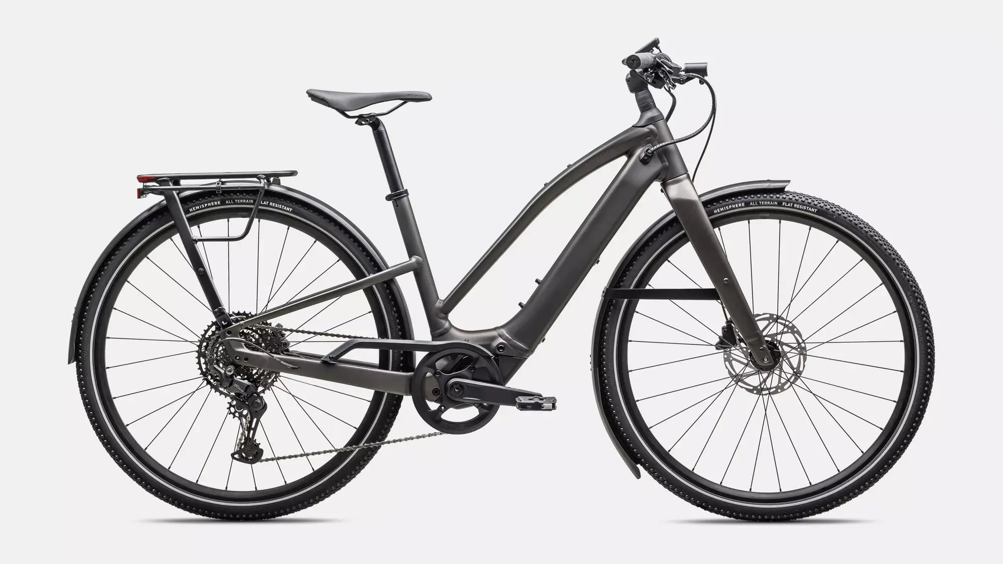 Seitenansicht eines dunkelgrauen Specialized Turbo Vado SL 2 4.0 Step-Through EQ E-Bikes mit tiefem Einstieg, Gepäckträger und Schutzblechen.