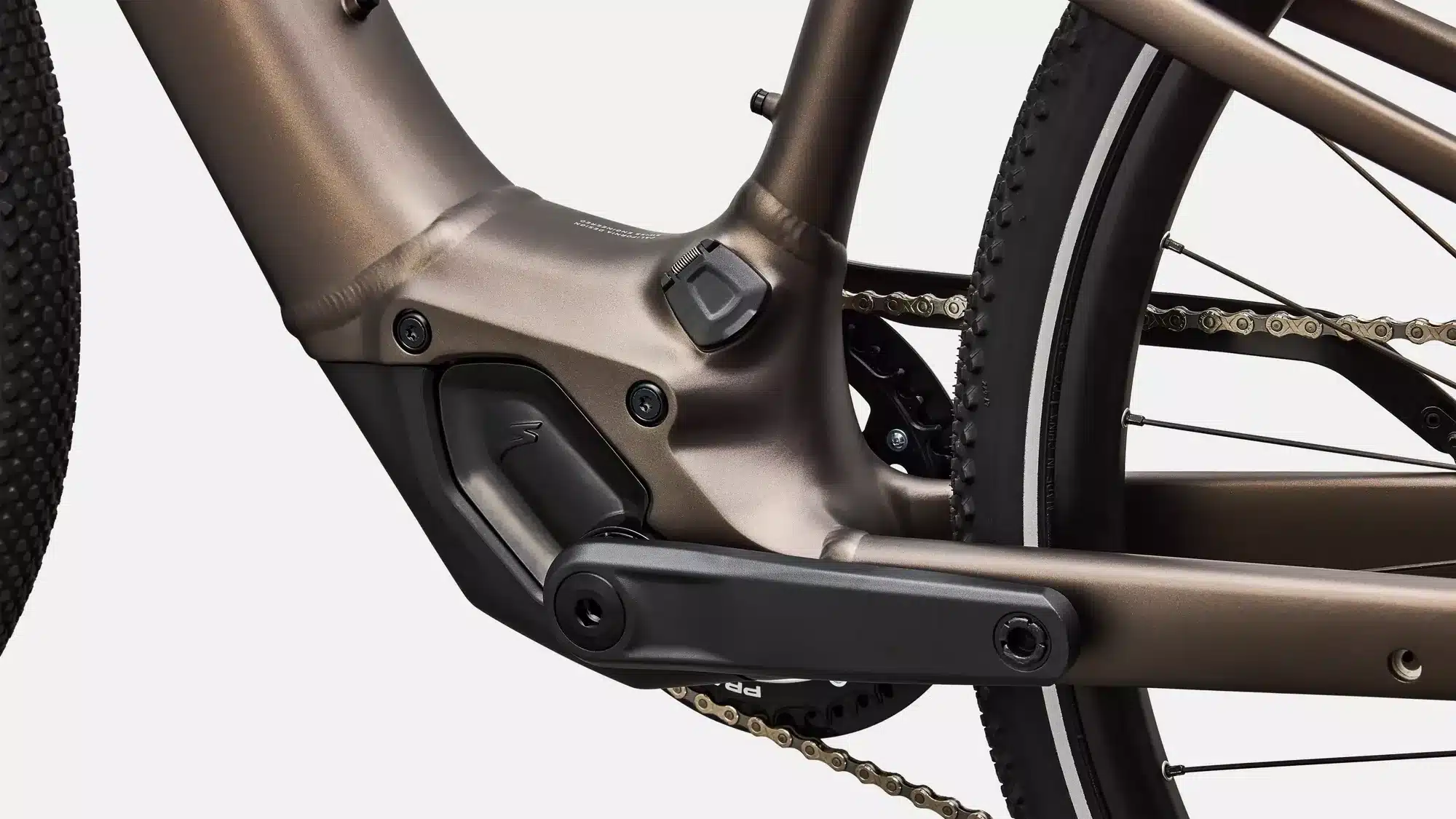 Nahansicht des Rahmens, des Tretlagers, der Kurbel und der Kette eines braunen Specialized Turbo Vado SL 2 4.0 E-Bikes.