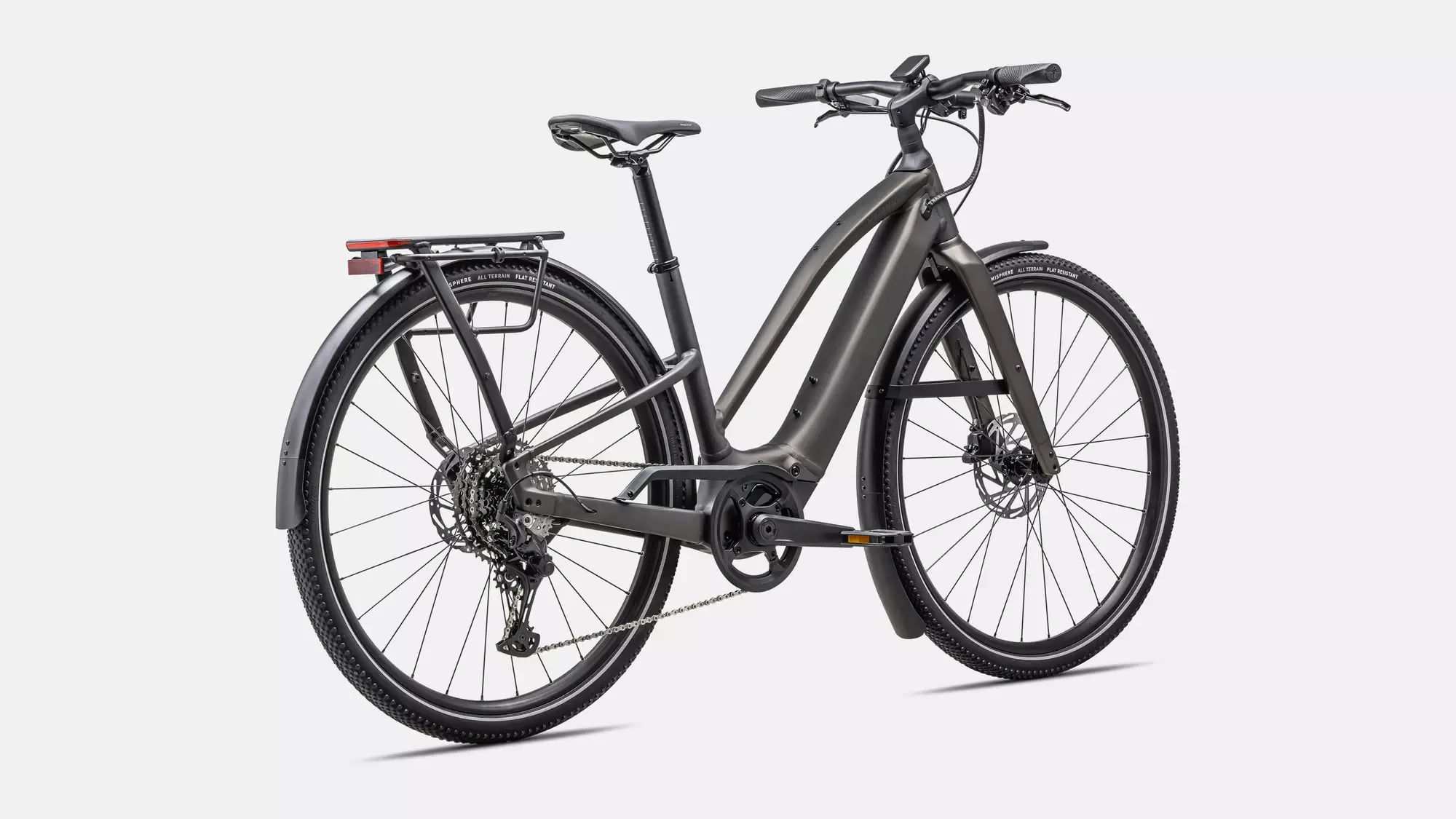 Dunkelgraues Specialized Turbo Vado SL 2 4.0 Step-Through EQ E-Bike, Seitenansicht, auf neutralem Hintergrund.