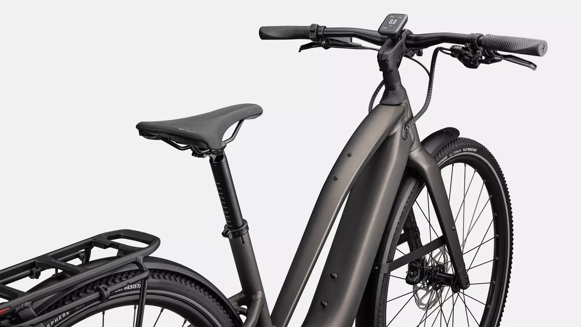 Seitenansicht eines Specialized Turbo Vado SL 2 4.0 Step-Through EQ E-Bikes mit Fokus auf den Rahmen, Sattel, Gepäckträger und Vorderreifen.