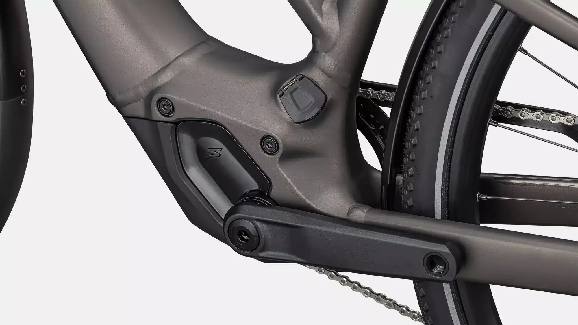 Detailaufnahme des Rahmens eines Specialized Turbo Vado SL 2 4.0 E-Bikes mit sichtbarem Mittelmotor, Kurbel und Teil des Hinterrads.
