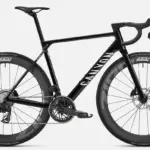 Seitenansicht eines schwarzen Canyon Ultimate CF SLX 8 AXS Rennrads mit SRAM Force AXS Schaltung und Zipp Carbon-Laufrädern.