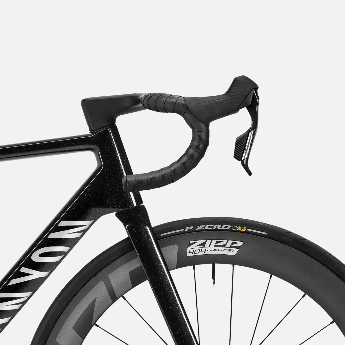 Detaillierte Ansicht des schwarzen Canyon Ultimate CF SLX 8 AXS Rennrads, Fokus auf den Lenker mit SRAM Schalt- und Bremshebeln sowie das Vorderrad mit Zipp 404 Firecrest Carbonfelge.