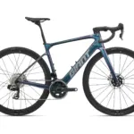 Seitenansicht eines dunkel glänzenden Giant Defy Advanced E+ Elite 0 Rennrads mit Carbonrahmen und schwarzen Laufrädern.