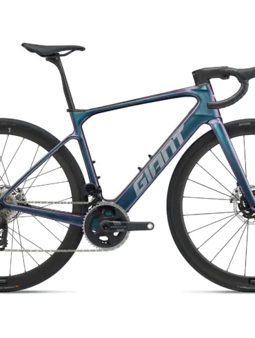 Seitenansicht eines dunkel glänzenden Giant Defy Advanced E+ Elite 0 Rennrads mit Carbonrahmen und schwarzen Laufrädern.
