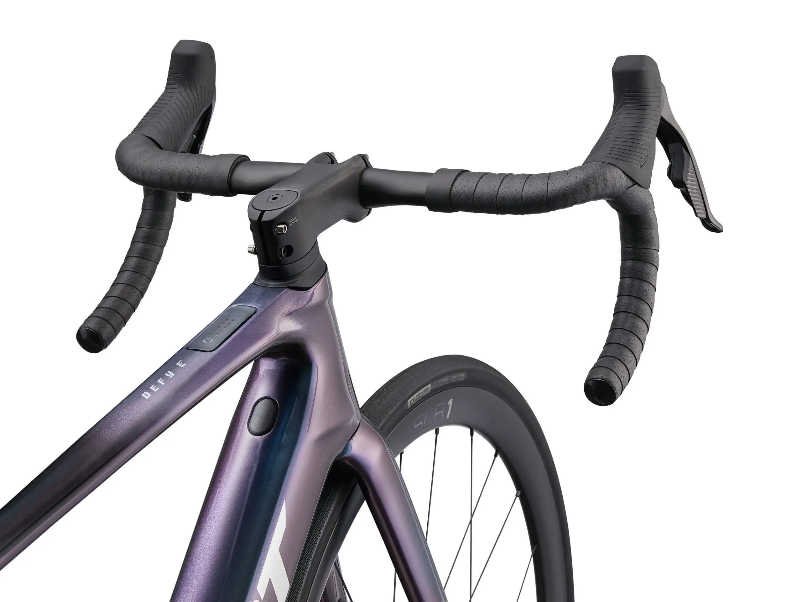 Nahaufnahme des Cockpits, Lenkers und vorderen Teils des Rahmens eines violett-schimmernden Giant Defy Advanced E+ Elite 0 E-Rennrads.