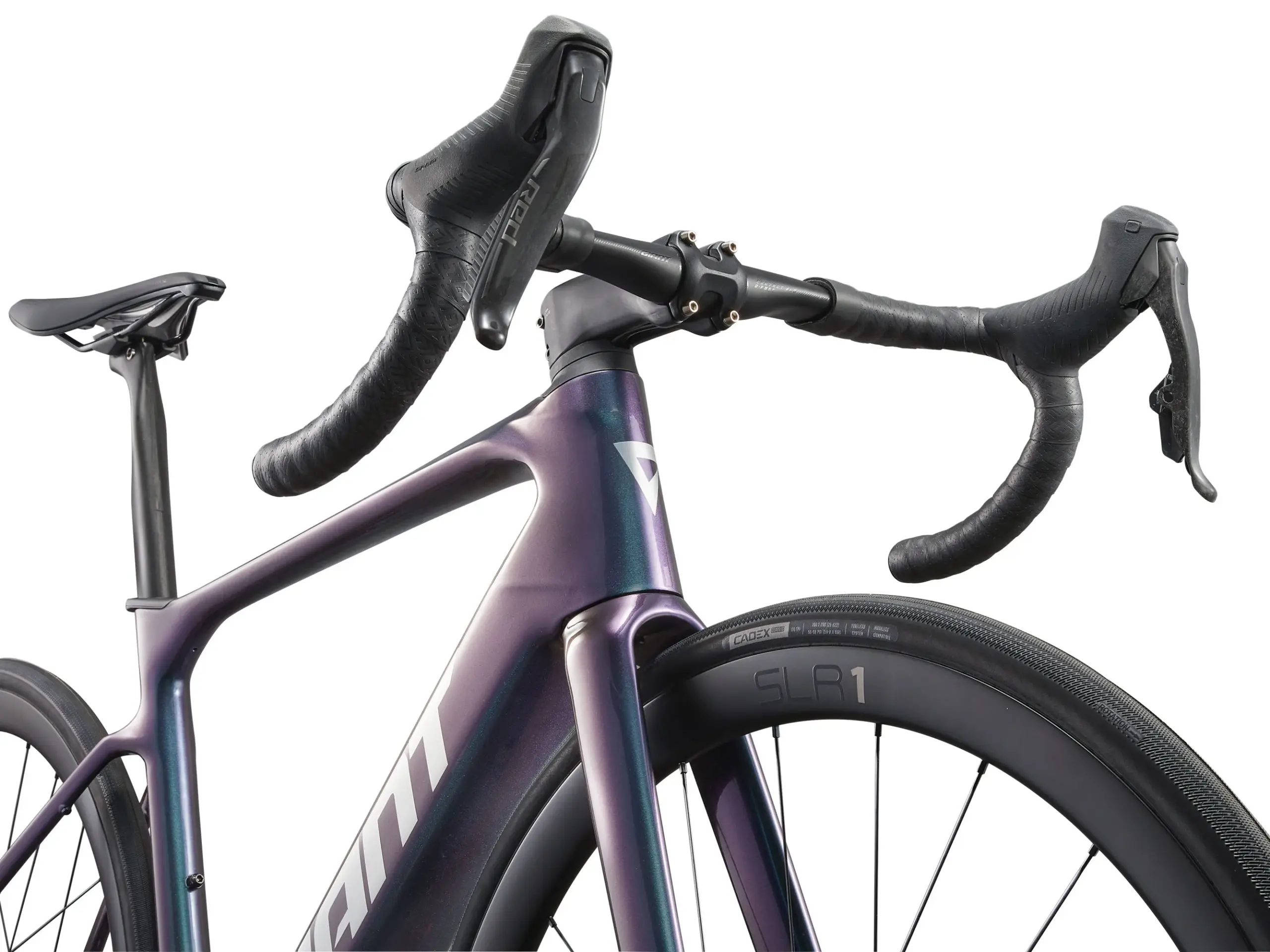 Nahaufnahme des Giant Defy Advanced E+ Elite 0 E-Rennrads, Fokus auf den lila-grün schimmernden Rahmen, Lenker und das Vorderrad mit SLB1 Felge und CADEX Reifen.