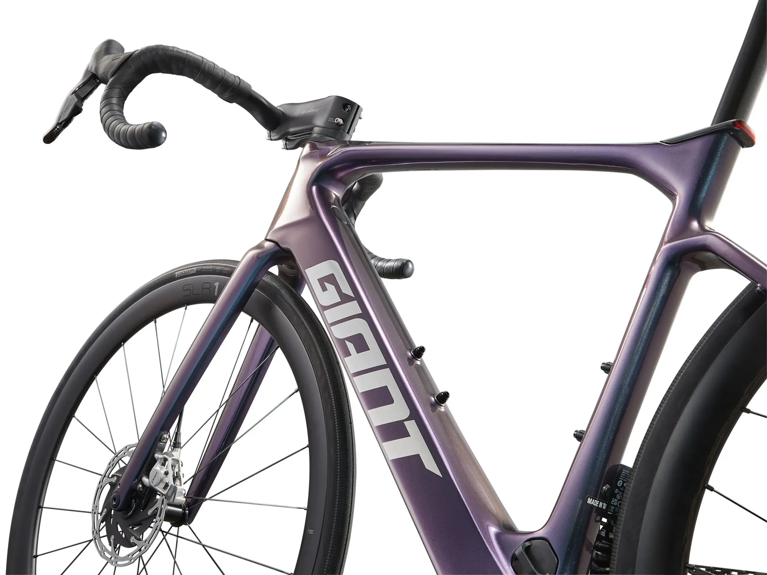 Nahaufnahme des violett-schillernden Rahmens und des Lenkers eines Giant Defy Advanced E+ Elite 0 E-Rennrads.