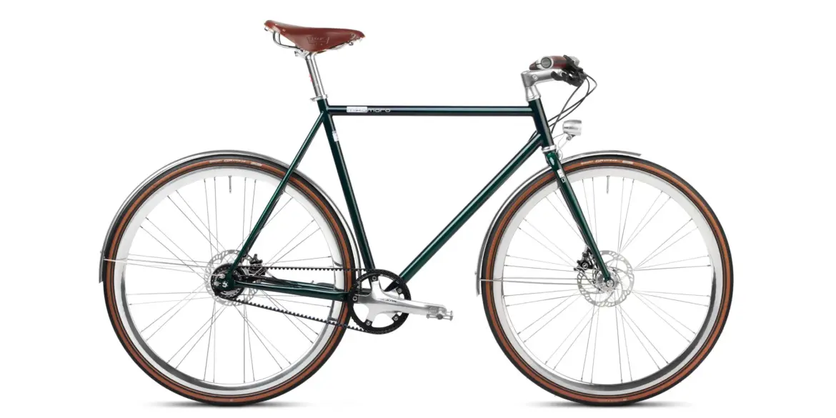 Grünes Emerald Green Urban Deluxe Fahrrad im Seitenprofil, mit Fokus auf den Columbus-Stahlrahmen, Gates Carbon Drive Riemenantrieb und Brooks Ledersattel.