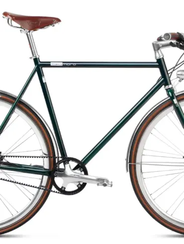 Grünes Emerald Green Urban Deluxe Fahrrad im Seitenprofil, mit Fokus auf den Columbus-Stahlrahmen, Gates Carbon Drive Riemenantrieb und Brooks Ledersattel.