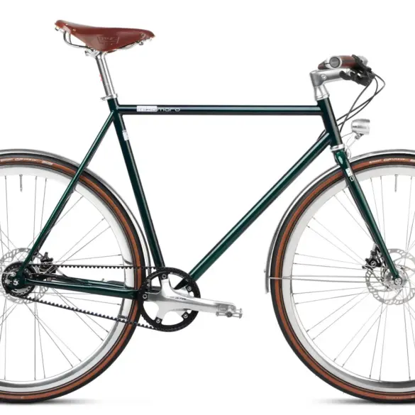 Grünes Emerald Green Urban Deluxe Fahrrad im Seitenprofil, mit Fokus auf den Columbus-Stahlrahmen, Gates Carbon Drive Riemenantrieb und Brooks Ledersattel.