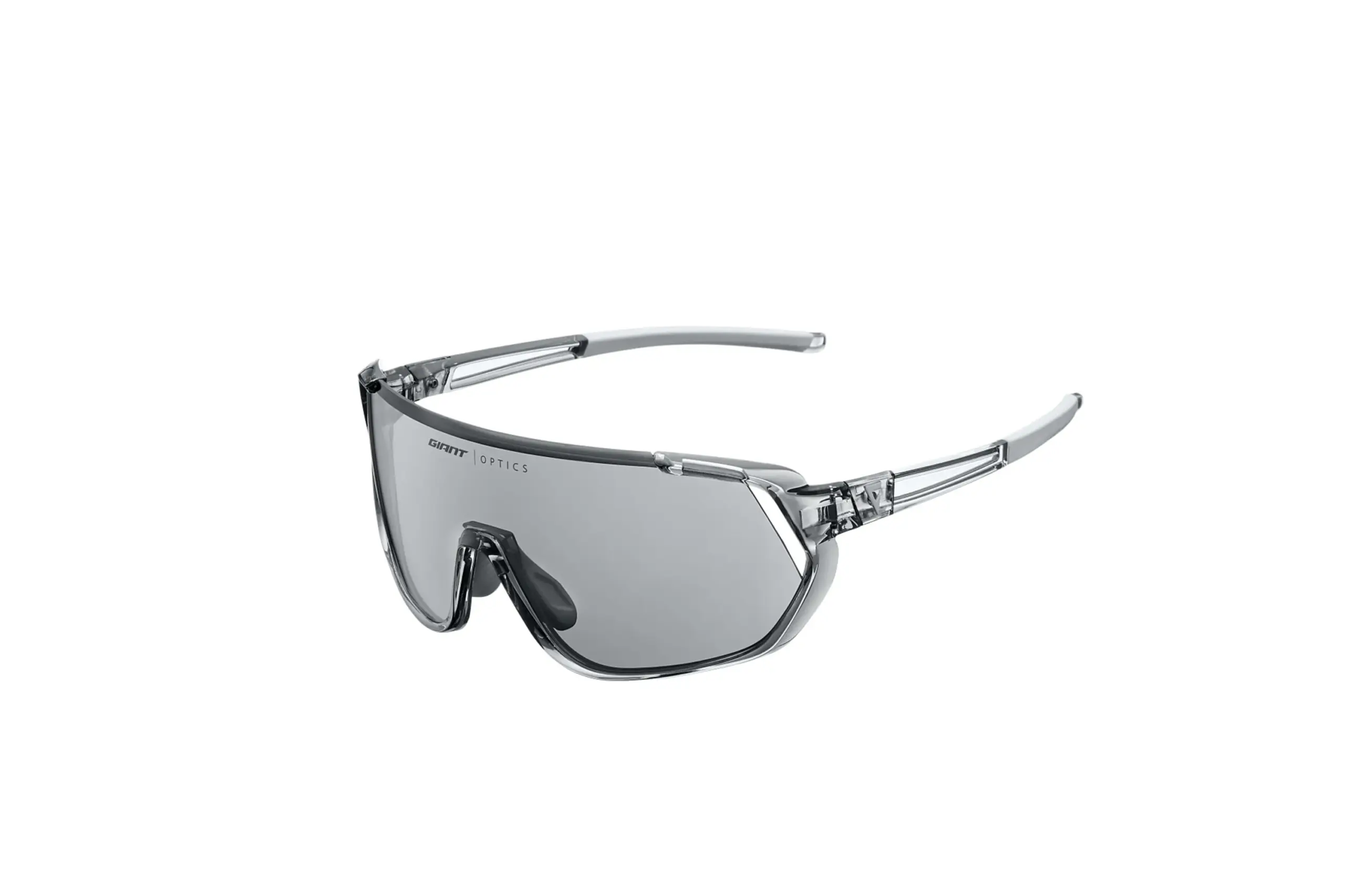 Nahaufnahme einer grauen Giant Agos Sportbrille mit transparentem Rahmen, die für den Radsport entwickelt wurde.