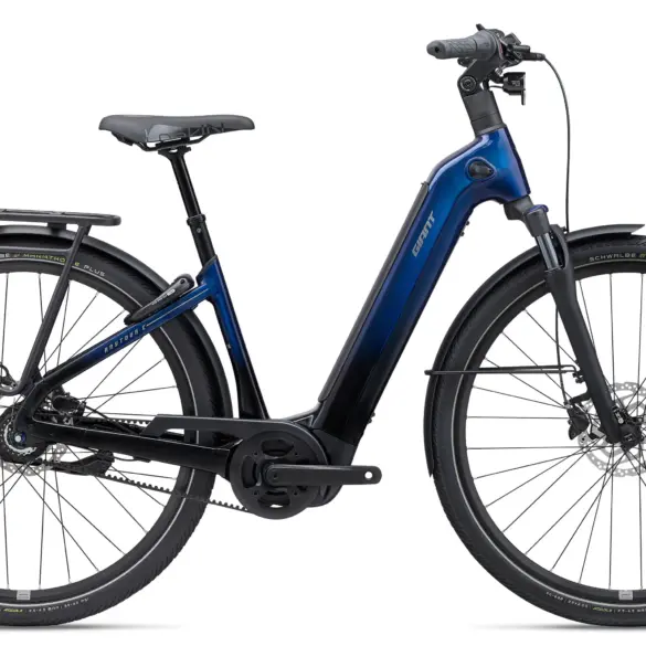 Seitenansicht eines blauen Giant AnyTour E+ 3 E-Bikes mit Gepäckträger, Schutzblechen und Riemenantrieb.