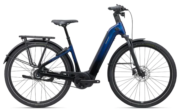 Seitenansicht eines blauen Giant AnyTour E+ 3 E-Bikes mit Gepäckträger, Schutzblechen und Riemenantrieb.