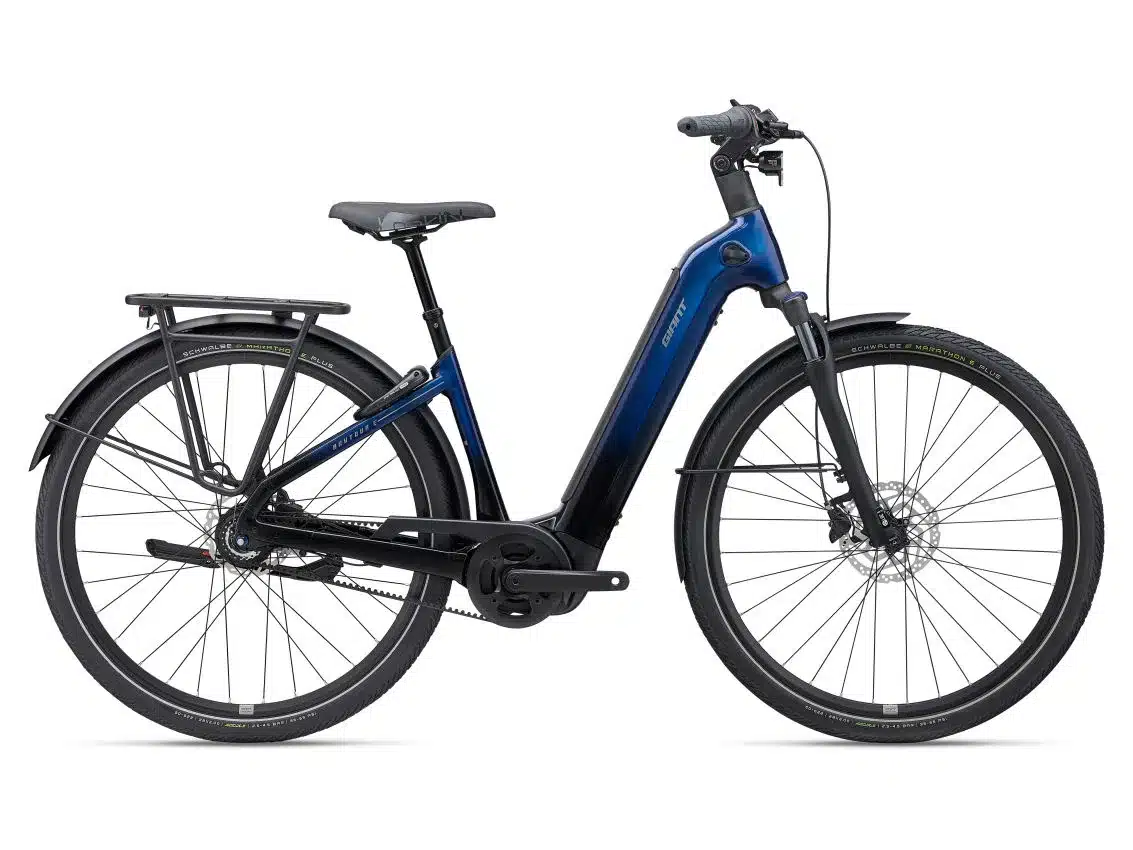 Seitenansicht eines blauen Giant AnyTour E+ 3 RT E-Bikes, ausgestattet für Pendler und Tourenfahrer.