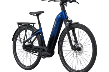 Blaues Giant AnyTour E+ 3 RT E-Bike in der Frontalansicht mit Fokus auf den Rahmen, den Gepäckträger und die Vorderradgabel.