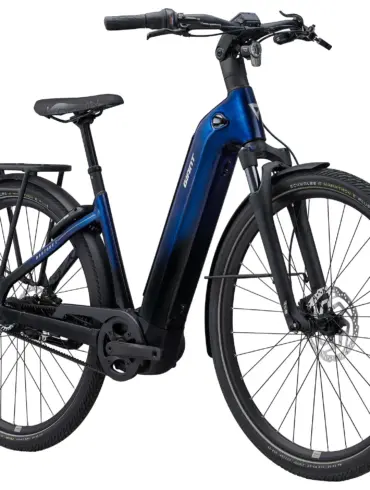 Blaues Giant AnyTour E+ 3 RT E-Bike in der Frontalansicht mit Fokus auf den Rahmen, den Gepäckträger und die Vorderradgabel.