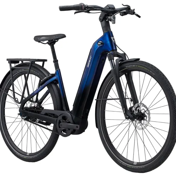 Blaues Giant AnyTour E+ 3 RT E-Bike in der Frontalansicht mit Fokus auf den Rahmen, den Gepäckträger und die Vorderradgabel.