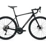 Schwarzes Giant Contend AR 1 Rennrad mit Scheibenbremsen und breiten Reifen.