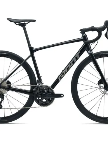 Schwarzes Giant Contend AR 1 Rennrad mit Scheibenbremsen und breiten Reifen.