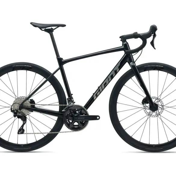Schwarzes Giant Contend AR 1 Rennrad mit Scheibenbremsen und breiten Reifen.