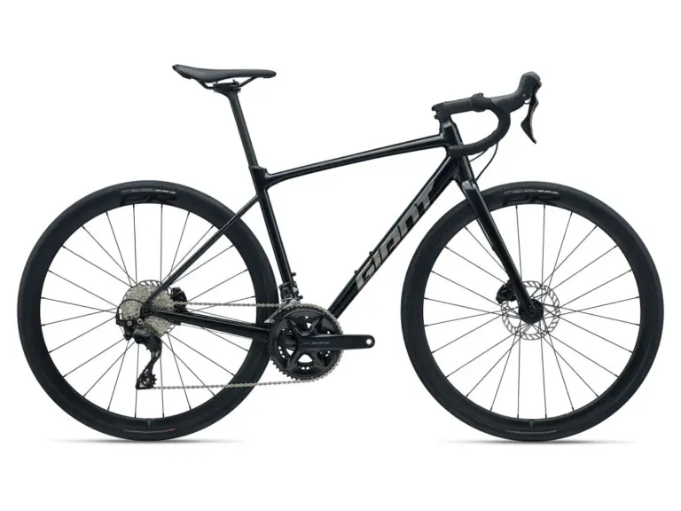 Schwarzes Giant Contend AR 1 Rennrad mit Scheibenbremsen und breiten Reifen.