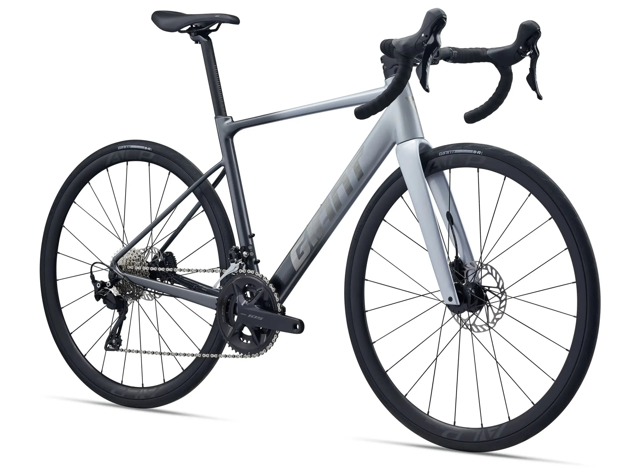 Das Giant Contend SL 0 Rennrad von vorne schräg fotografiert, zeigt den grauen Aluminiumrahmen, die Carbon-Gabel und die Shimano 105 Komponenten.